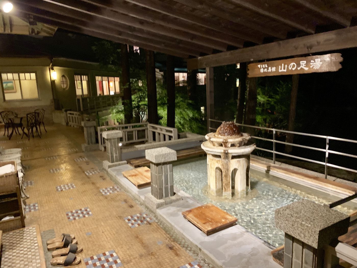 The bath house at Yunoshimakan at night