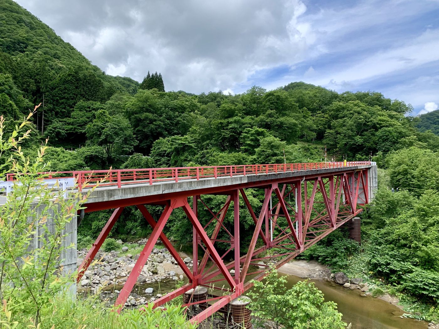 A red bridge on the way to Naruko
