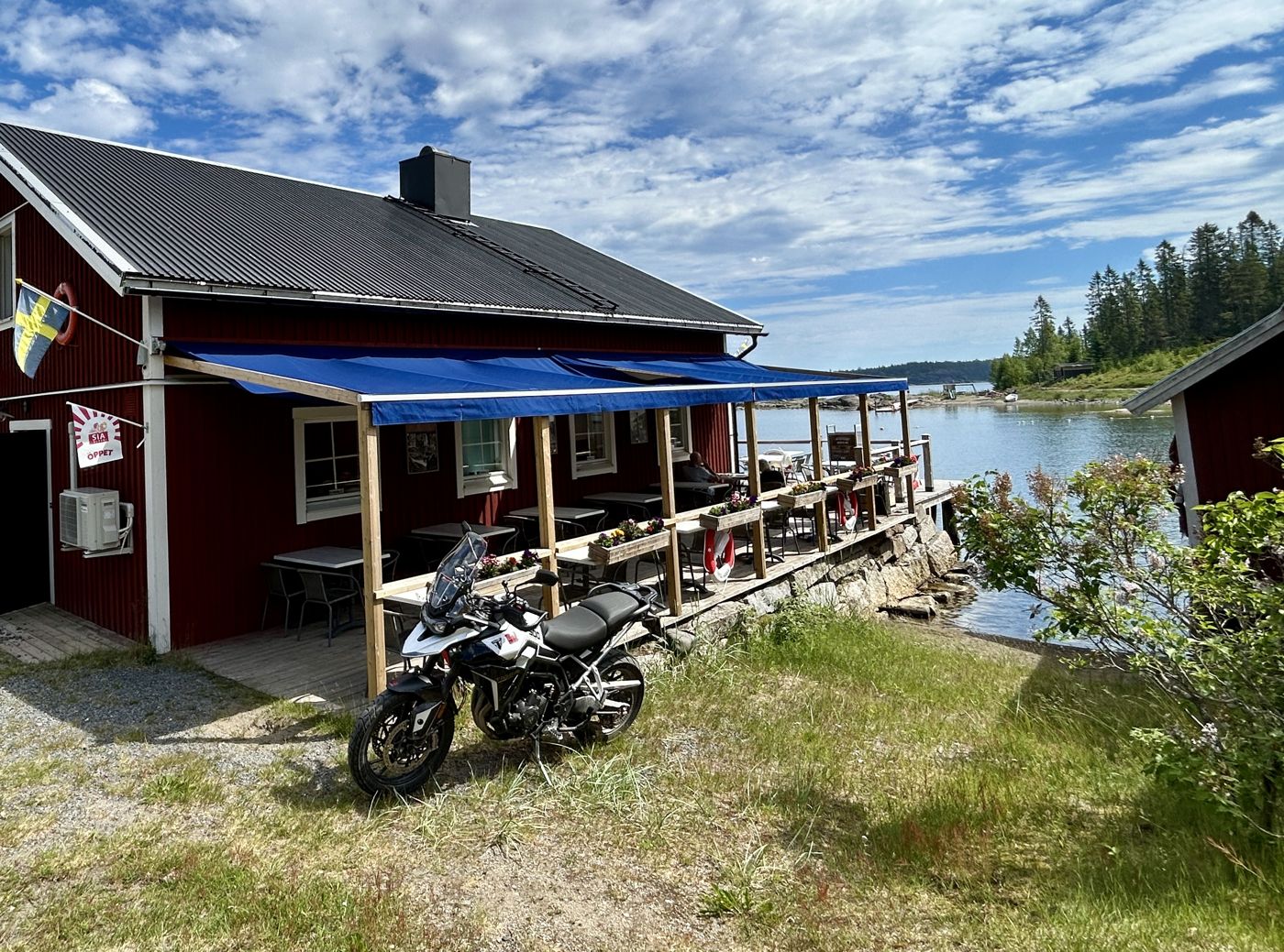 A lunch stop by the water
