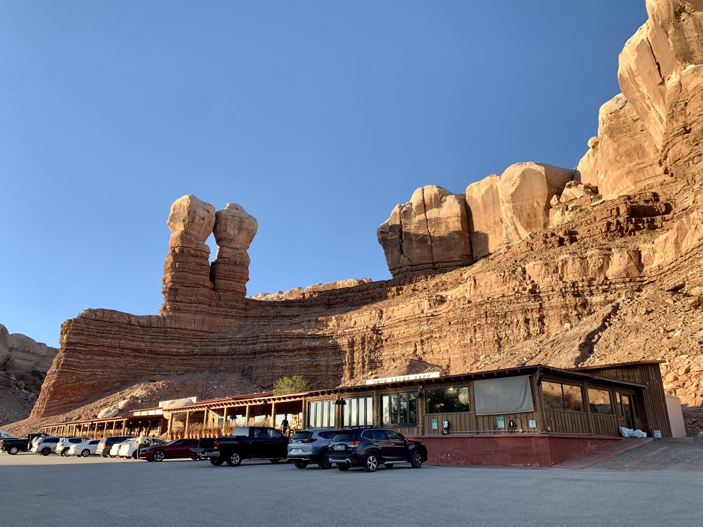 Twin Rocks Cafe, Bluff